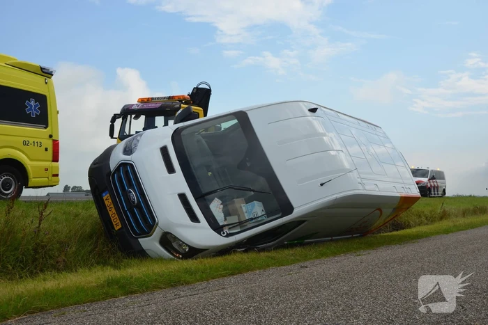 Pakketbezorger belandt met bus in greppel