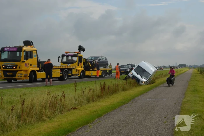 Pakketbezorger belandt met bus in greppel