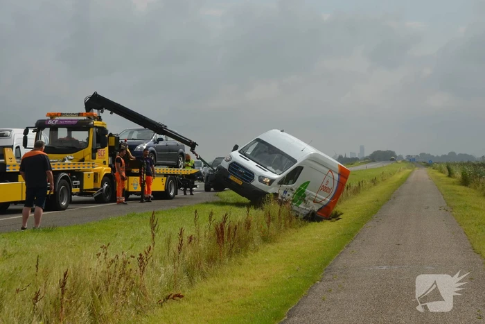 Pakketbezorger belandt met bus in greppel