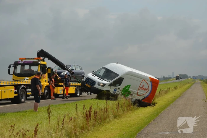 Pakketbezorger belandt met bus in greppel