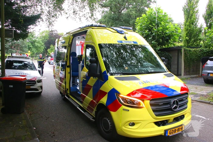 Auto belandt op zijkant na botsing tegen boom