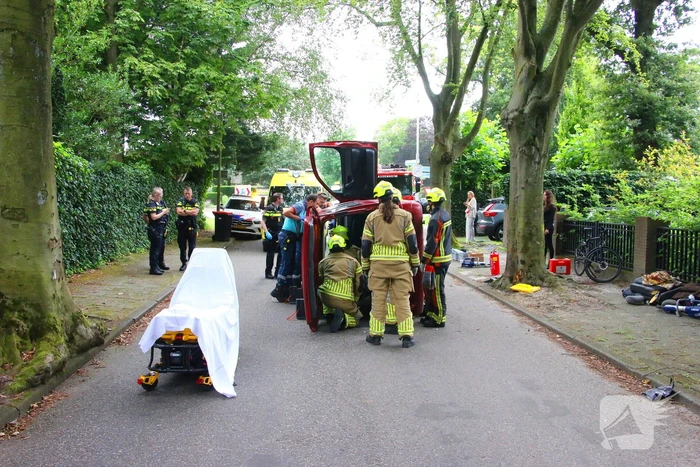 Auto belandt op zijkant na botsing tegen boom