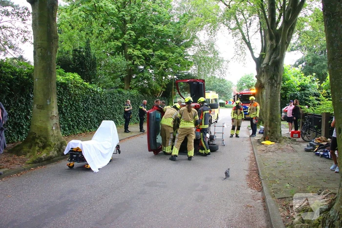 Auto belandt op zijkant na botsing tegen boom