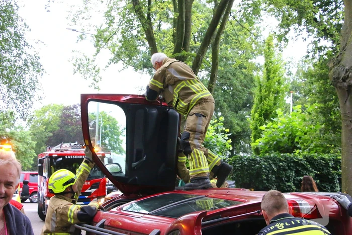 Auto belandt op zijkant na botsing tegen boom