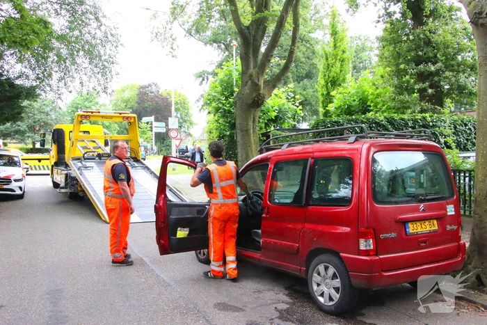 Auto belandt op zijkant na botsing tegen boom