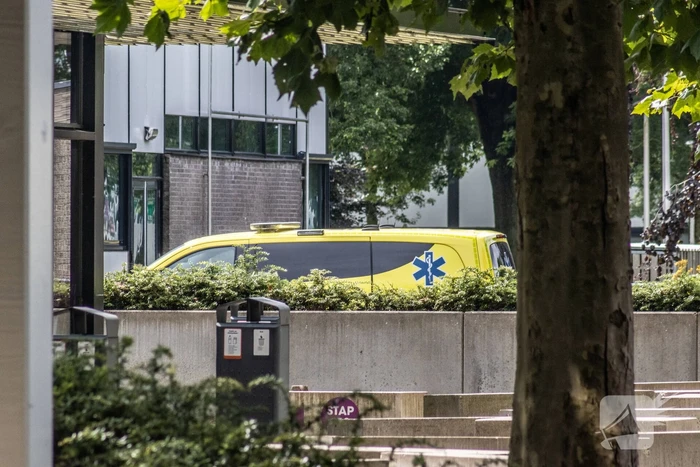Persoon onder stroom na werkzaamheden in school