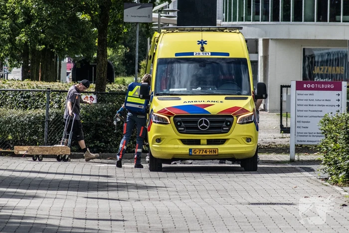 Persoon onder stroom na werkzaamheden in school