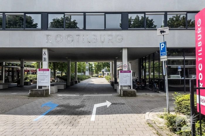Persoon onder stroom na werkzaamheden in school