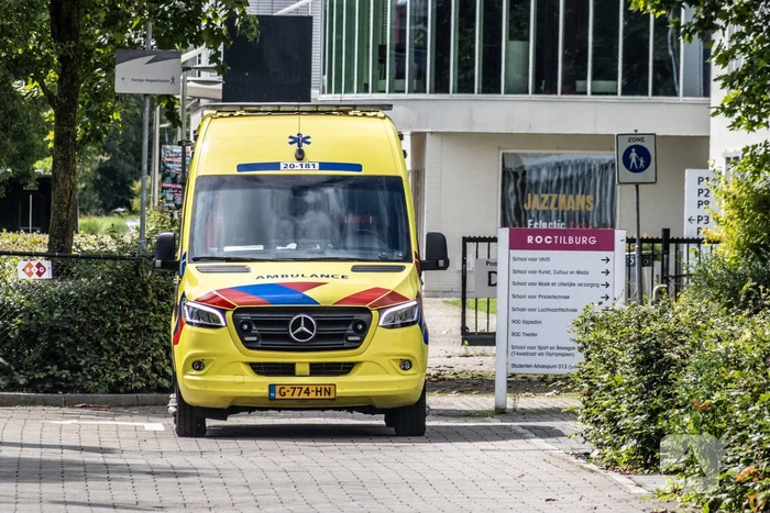 Persoon onder stroom na werkzaamheden in school