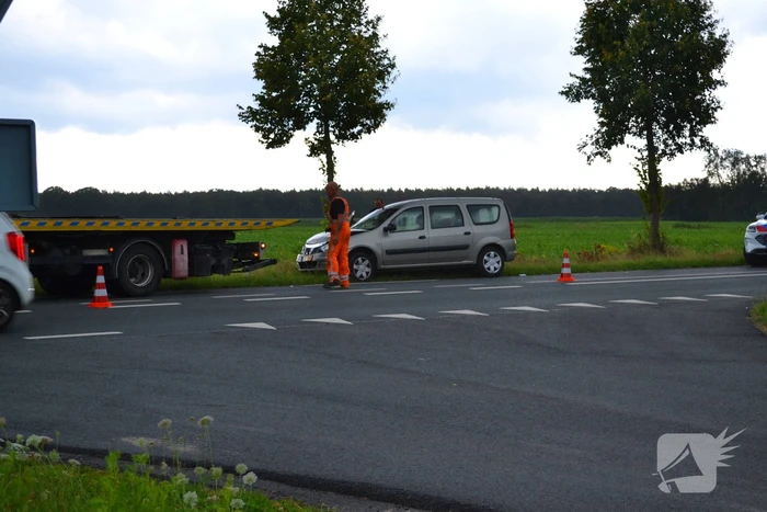 Schade na botsing tussen twee voertuigen