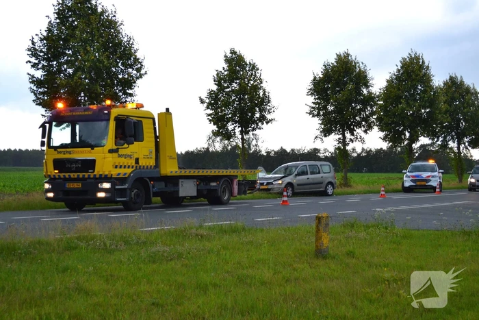 Schade na botsing tussen twee voertuigen