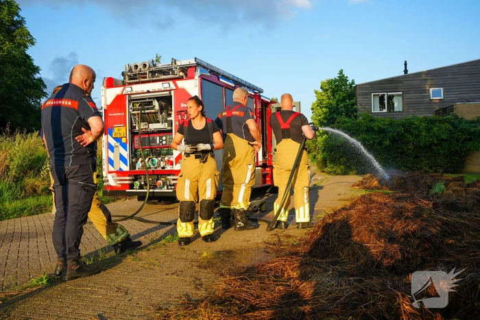 Brand in berg maaiafval langs slootkant
