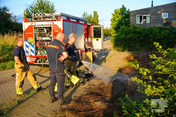 Brand in berg maaiafval langs slootkant