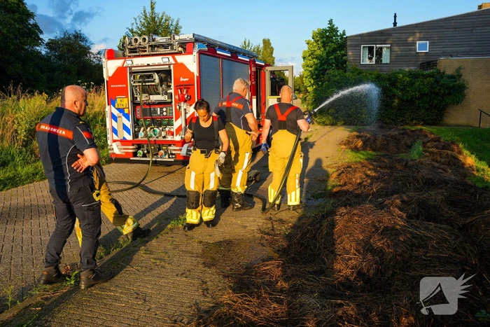 Brand in berg maaiafval langs slootkant