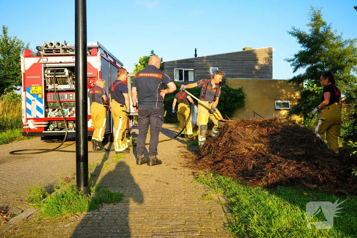 Brand in berg maaiafval langs slootkant