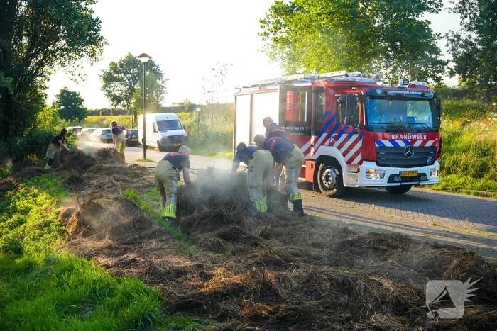 Brand in berg maaiafval langs slootkant