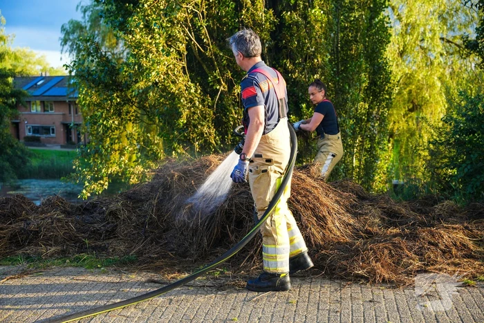 Brand in berg maaiafval langs slootkant