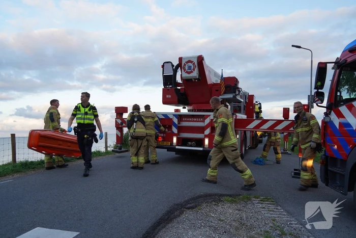 Motorrijder belandt onder aan dijk