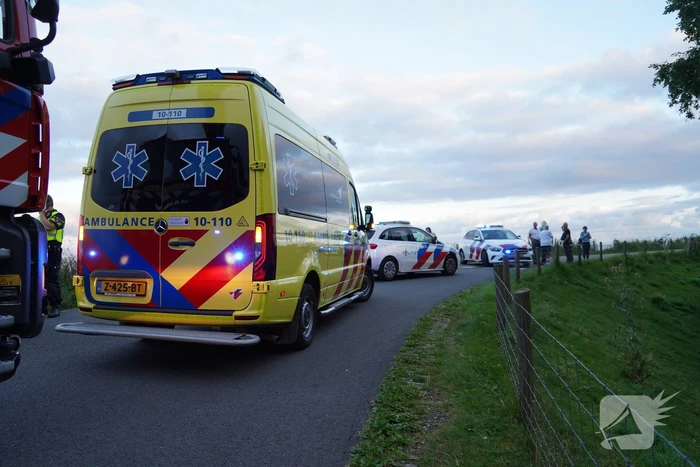 Motorrijder belandt onder aan dijk