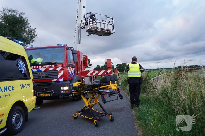 Motorrijder belandt onder aan dijk