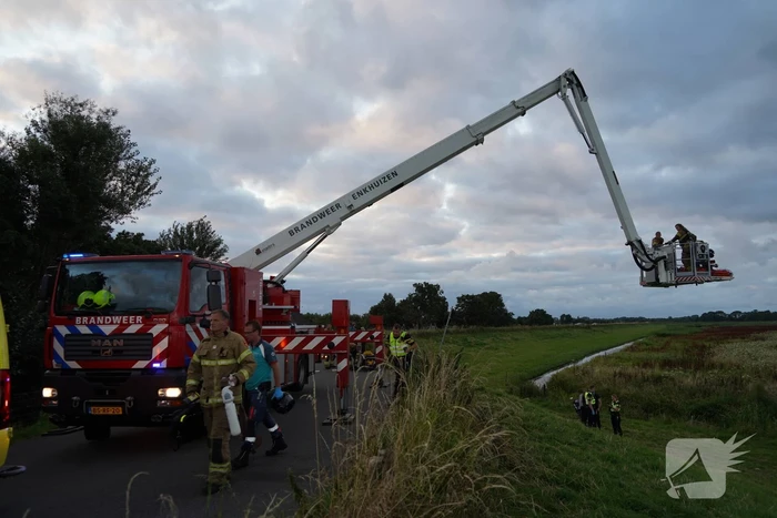 Motorrijder belandt onder aan dijk