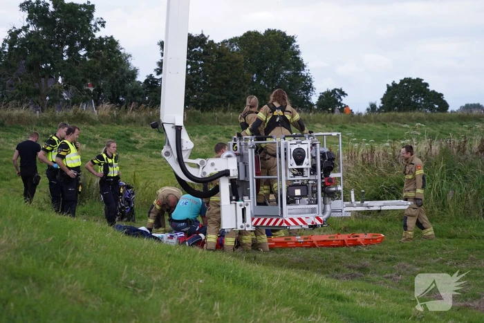 Motorrijder belandt onder aan dijk