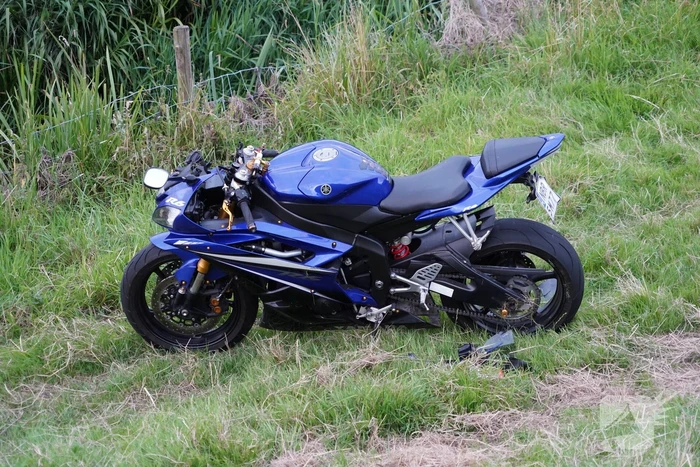Motorrijder belandt onder aan dijk