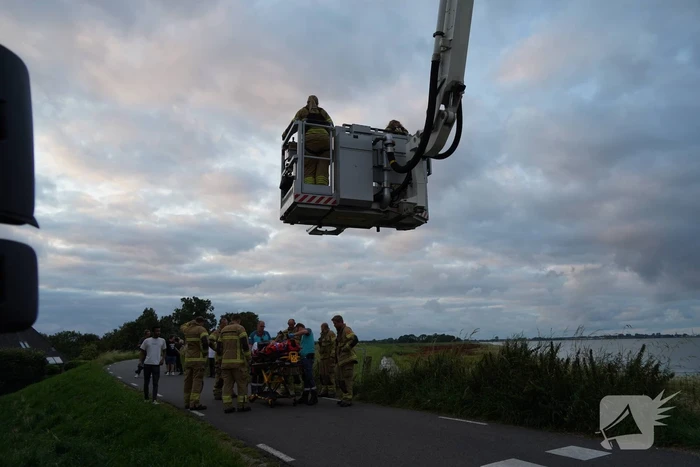 Motorrijder belandt onder aan dijk