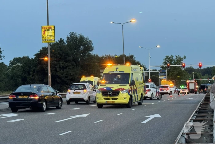 Auto vliegt in brand na ongeval op toerit