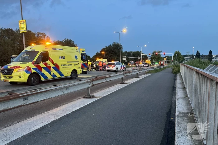 Auto vliegt in brand na ongeval op toerit