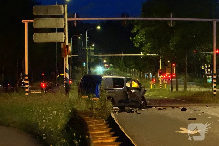 Auto vliegt in brand na ongeval op toerit