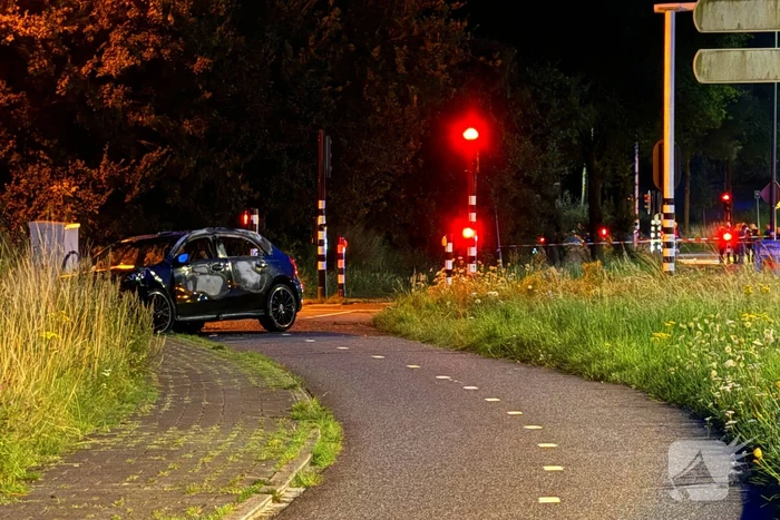 Auto vliegt in brand na ongeval op toerit
