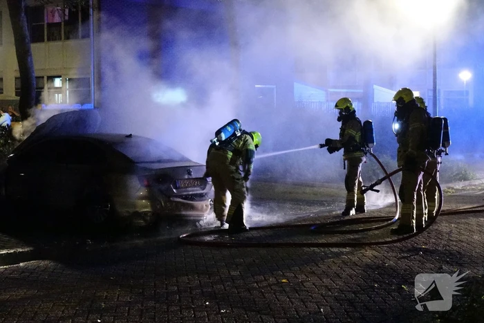 Dompelbak ingezet voor brandende hybride auto
