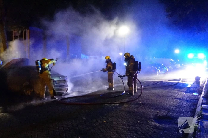 Dompelbak ingezet voor brandende hybride auto