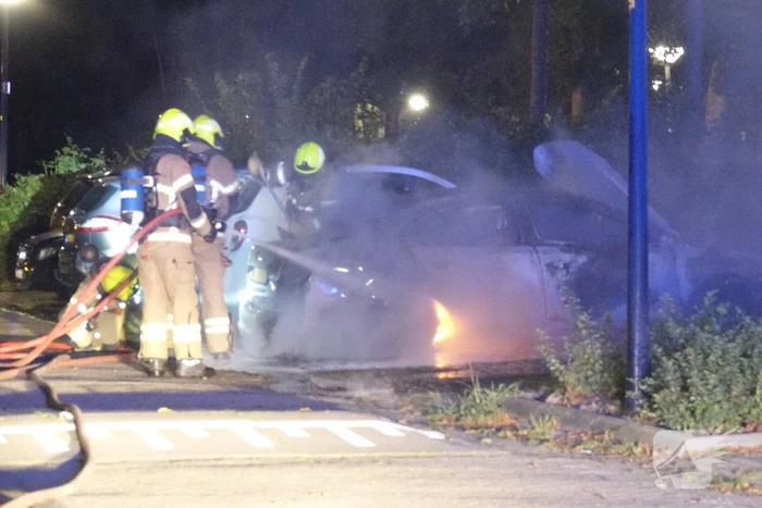 Dompelbak ingezet voor brandende hybride auto
