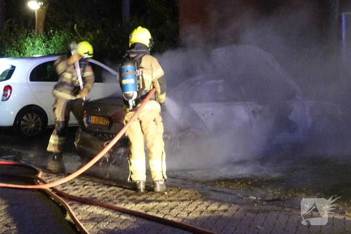 Dompelbak ingezet voor brandende hybride auto