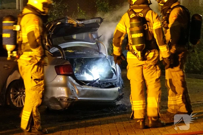 Dompelbak ingezet voor brandende hybride auto