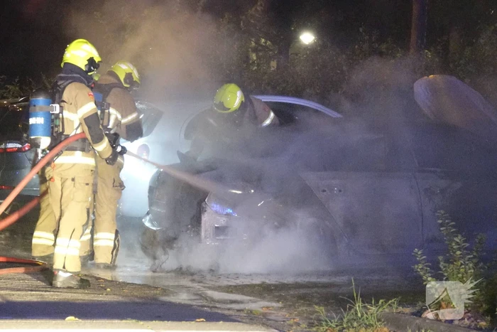Dompelbak ingezet voor brandende hybride auto