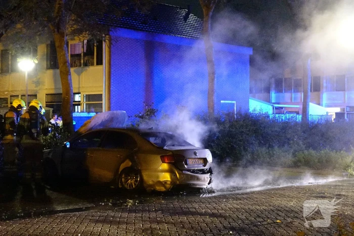Dompelbak ingezet voor brandende hybride auto