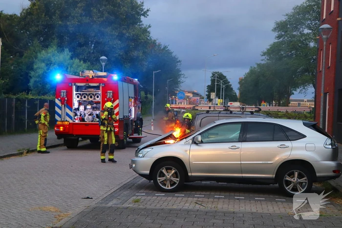 Personenwagen vliegt aan voorzijde in brand