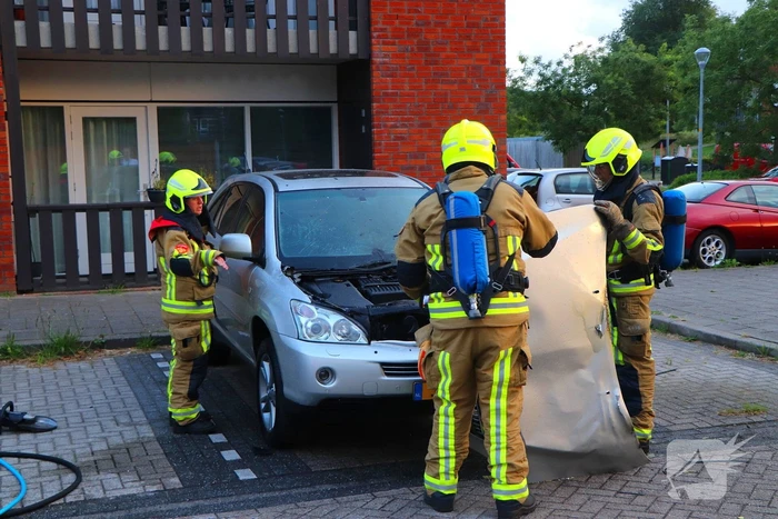 Personenwagen vliegt aan voorzijde in brand