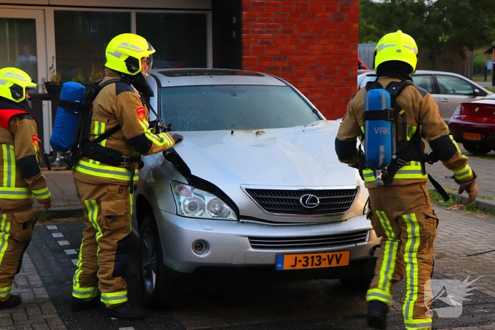 Personenwagen vliegt aan voorzijde in brand