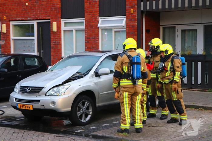 Personenwagen vliegt aan voorzijde in brand