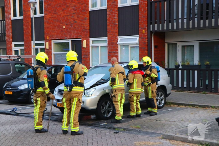 Personenwagen vliegt aan voorzijde in brand
