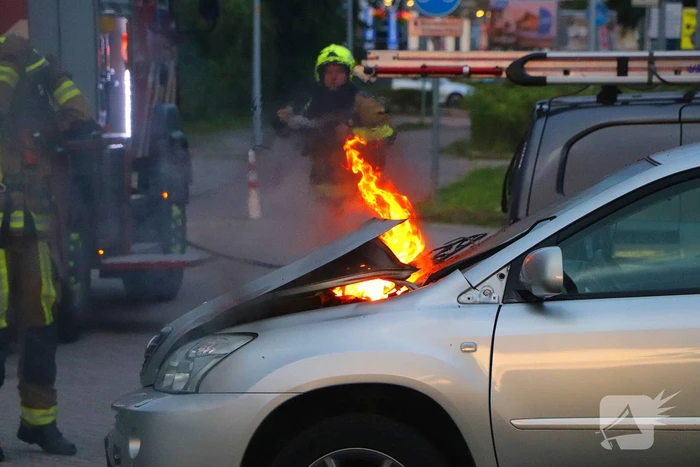 Personenwagen vliegt aan voorzijde in brand