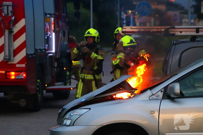 Personenwagen vliegt aan voorzijde in brand