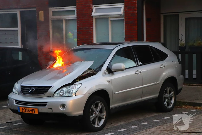 Personenwagen vliegt aan voorzijde in brand