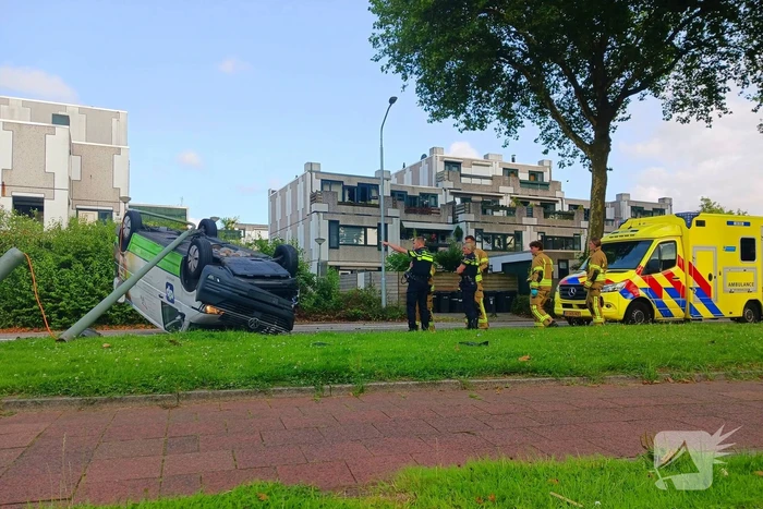 Bestelbus belandt op kop na crash