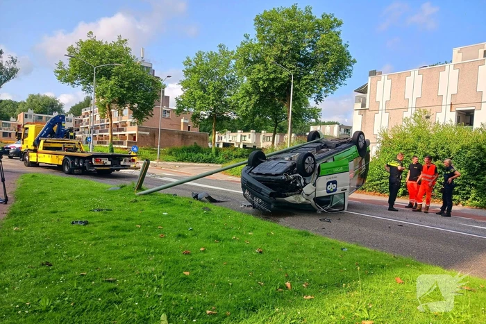 Bestelbus belandt op kop na crash