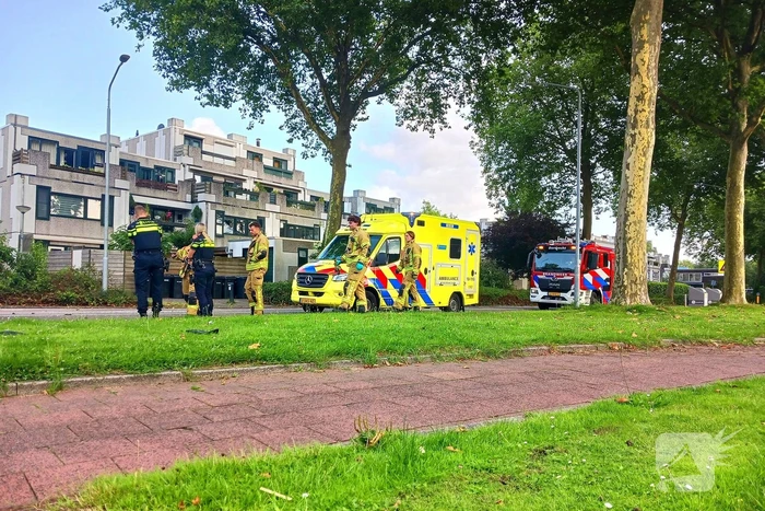 Bestelbus belandt op kop na crash